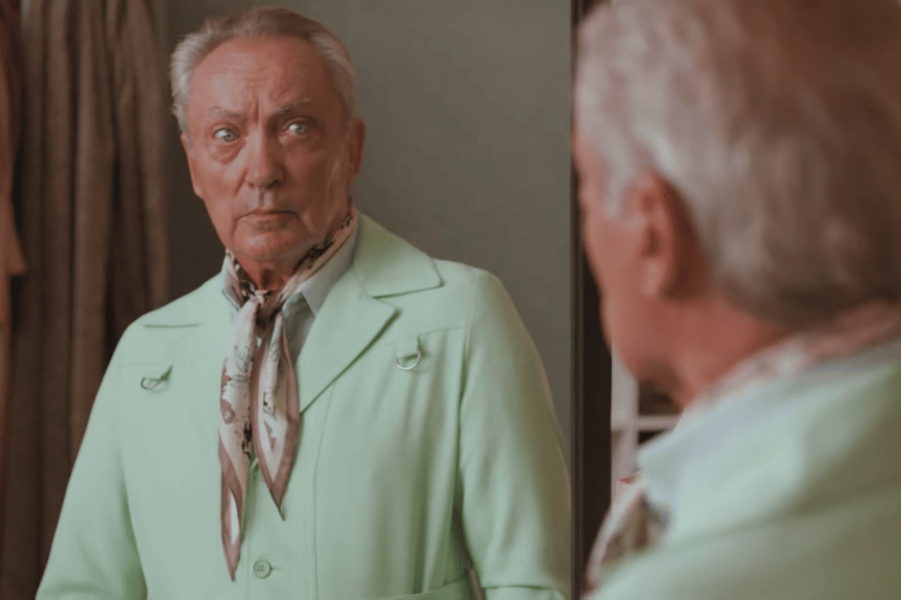 Potret Udo Kier dalam film Swan Song (2021)