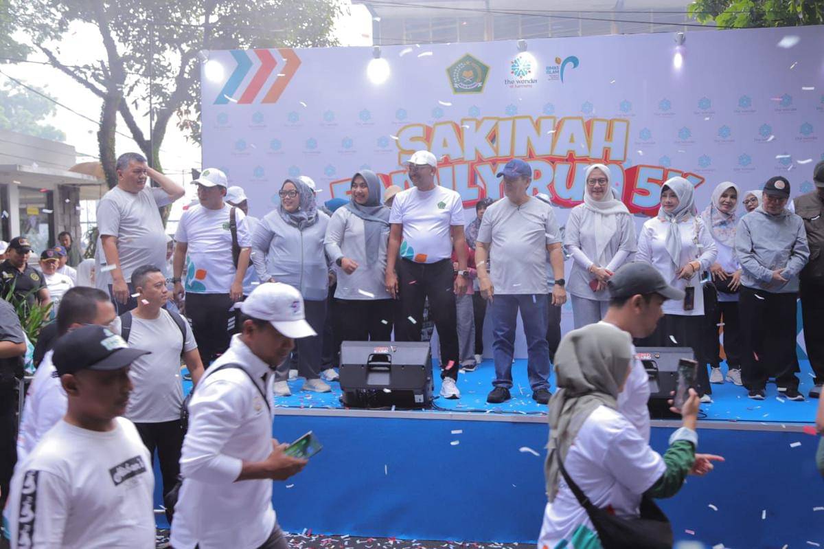 Wakil Menteri Agama (Wamenag), Romo Muhammad Syafi’i, saat membuka acara Sakinah Family Run 5K di Pintu Barat GOR Saparua, Bandung, Minggu (23/11/2025) (dok. Kemenag)