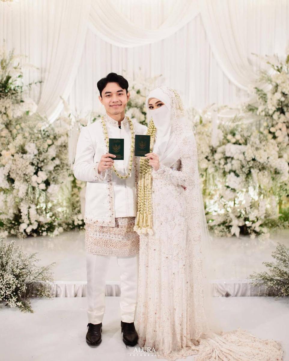 Gaya Tinandrose di Acara Pernikahannya dengan Fiki Naki 