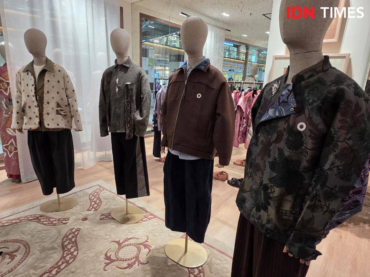 Koleksi Kolaborasi Othman dan Iwan Tirta di store Iwan Tirta, PIM 2