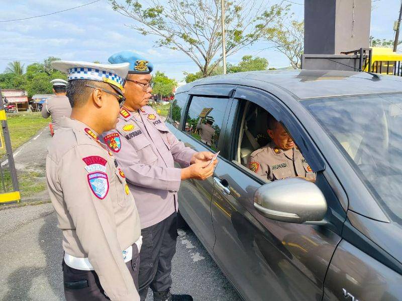 Anggota Propam dan Satlantas Polres PPU lakukan pemeriksaan seorang anggota polisi