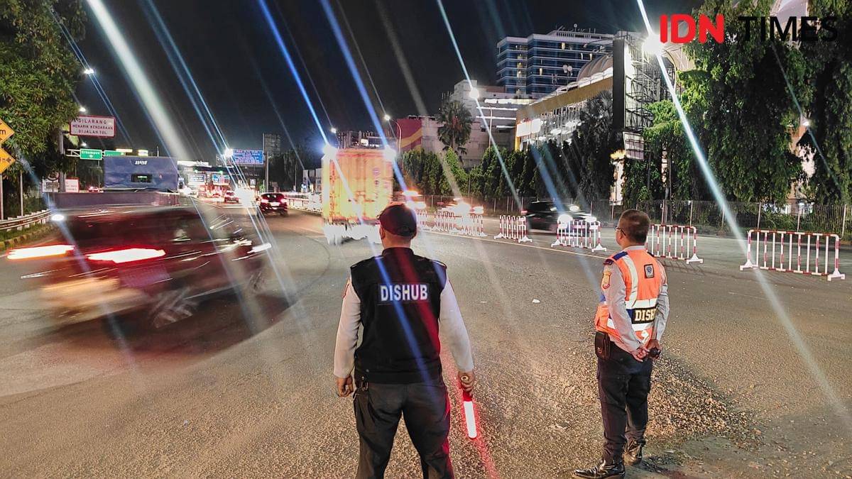 Petugas Dishub berjaga di Gerbang Tol Bekasi Barat. (IDN Times/Imam Faishal).