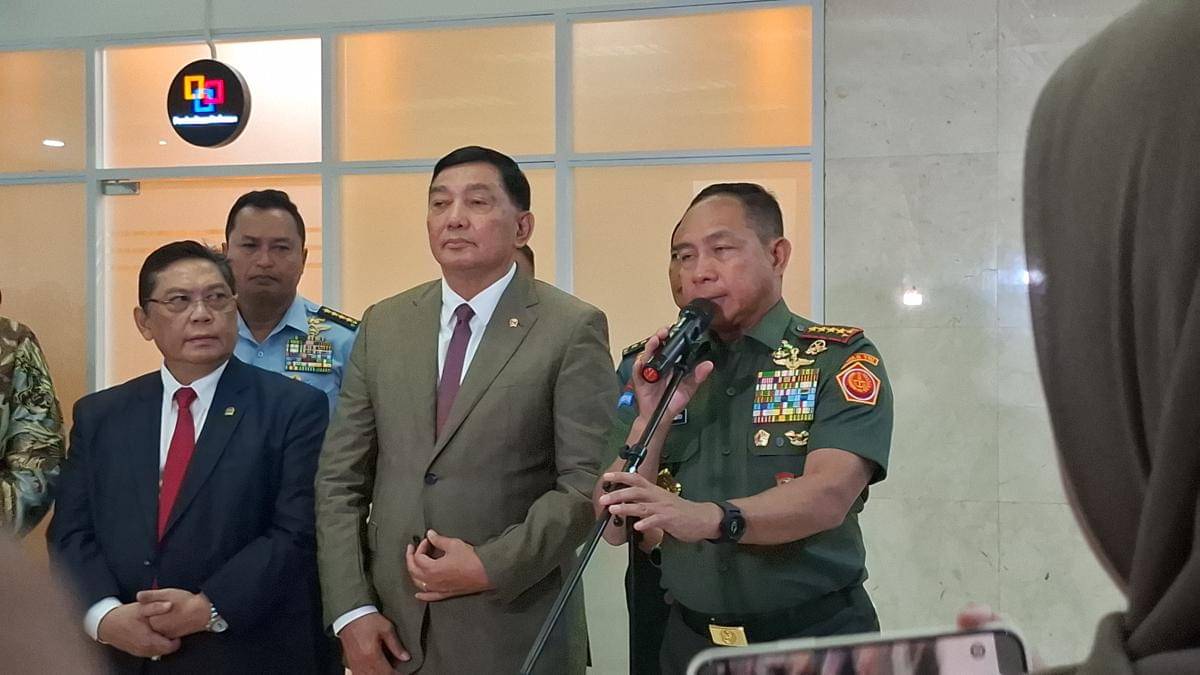 Ketua Komisi I DPR RI Utut Adianto (kiri), Menhan RI Sjafrie Sjamsoeddin (tengah), Panglima TNI Jenderal Agus Subiyanto (kanan). (IDN Times/Amir Faisol).