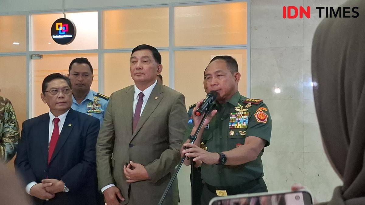 Ketua Komisi I DPR RI Utut Adianto (kiri), Menhan RI Sjafrie Sjamsoeddin (tengah), Panglima TNI Jenderal Agus Subiyanto (kanan). (IDN Times/Amir Faisol).