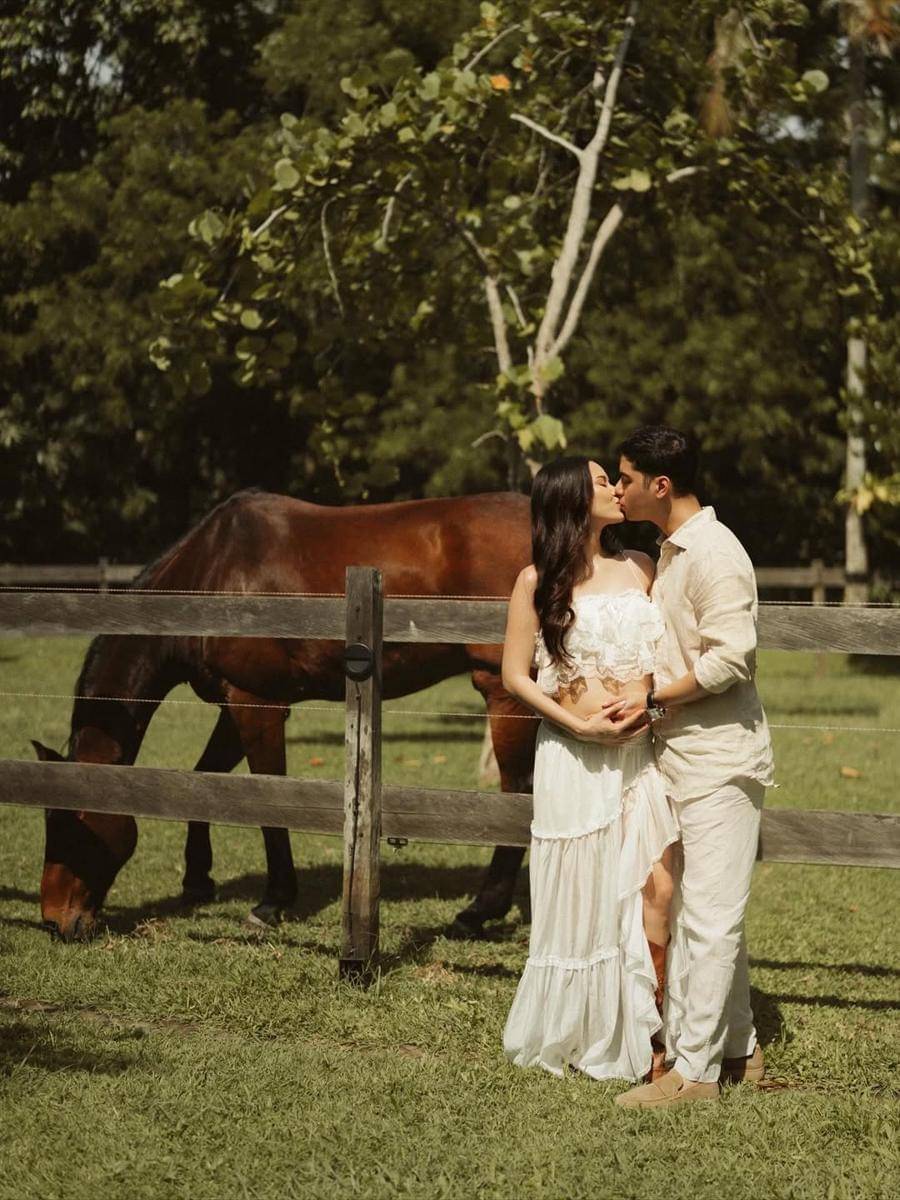 Potret maternity Alyssa Daguise dan Al Ghazali ala country