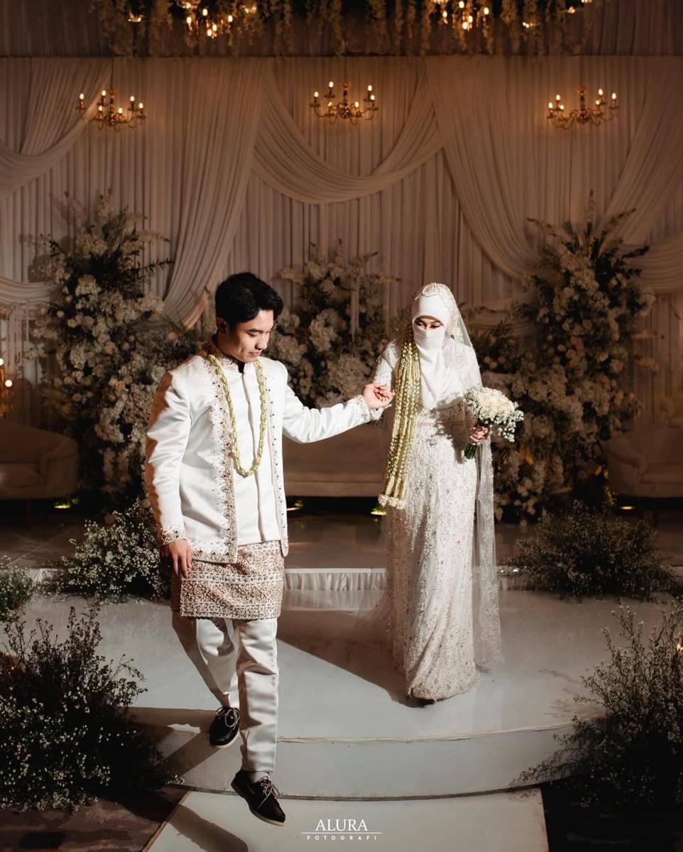 Gaya Tinandrose di Acara Pernikahannya dengan Fiki Naki