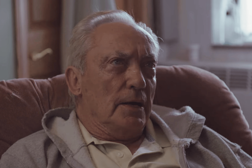 Potret Udo Kier dalam film Swan Song (2021)