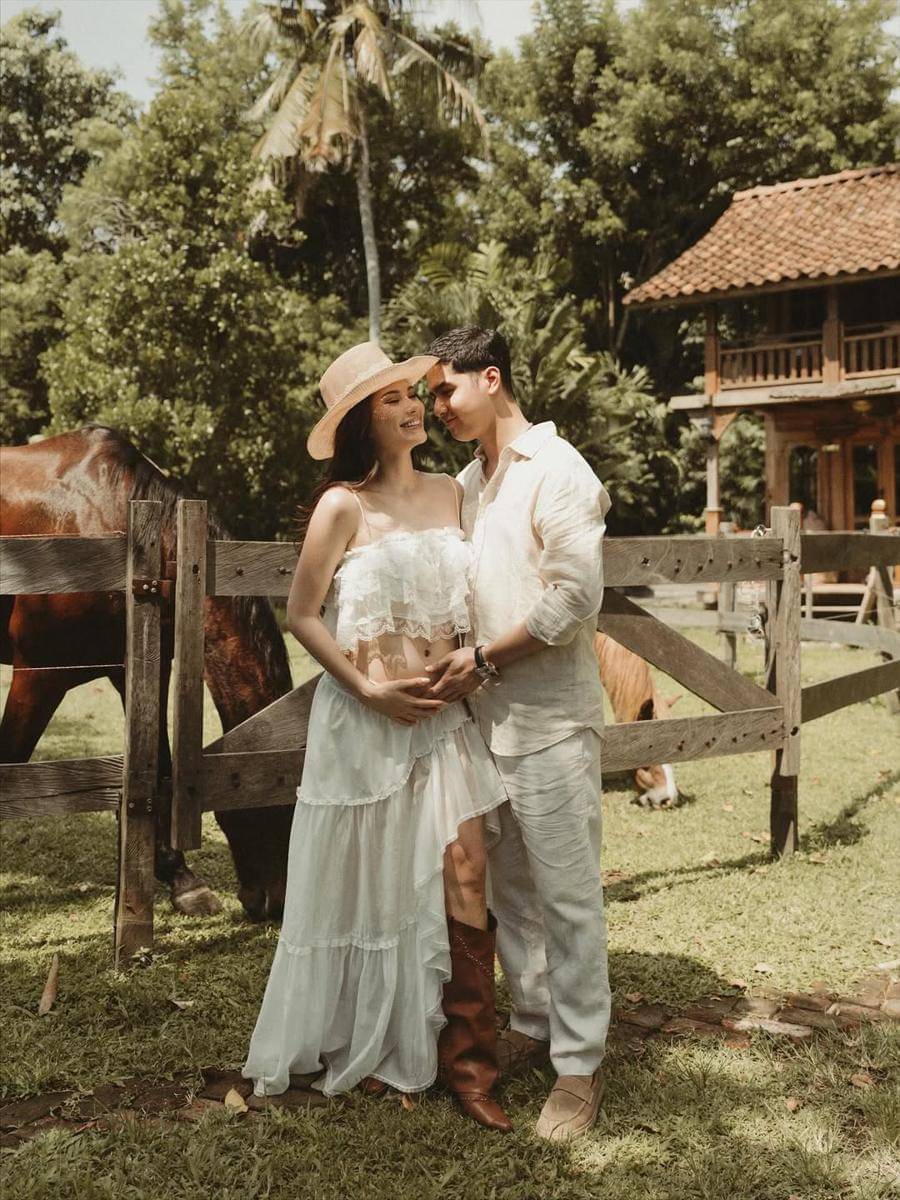 Potret maternity Alyssa Daguise dan Al Ghazali ala country