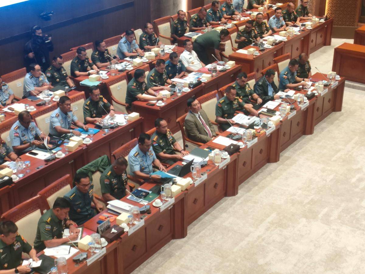 Komisi I DPR RI rapat tertutup bersama Menhan Sjafrie Sjamsoeddin dan Panglima TNI Jenderal Agus Subiyanto. (IDN Times/Amir Faisol