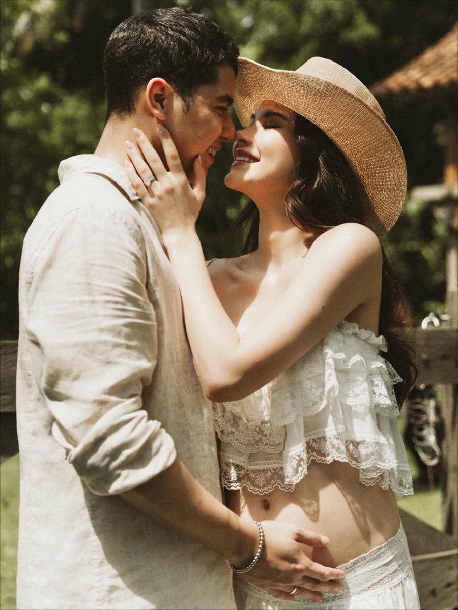 Potret maternity Alyssa Daguise dan Al Ghazali ala country