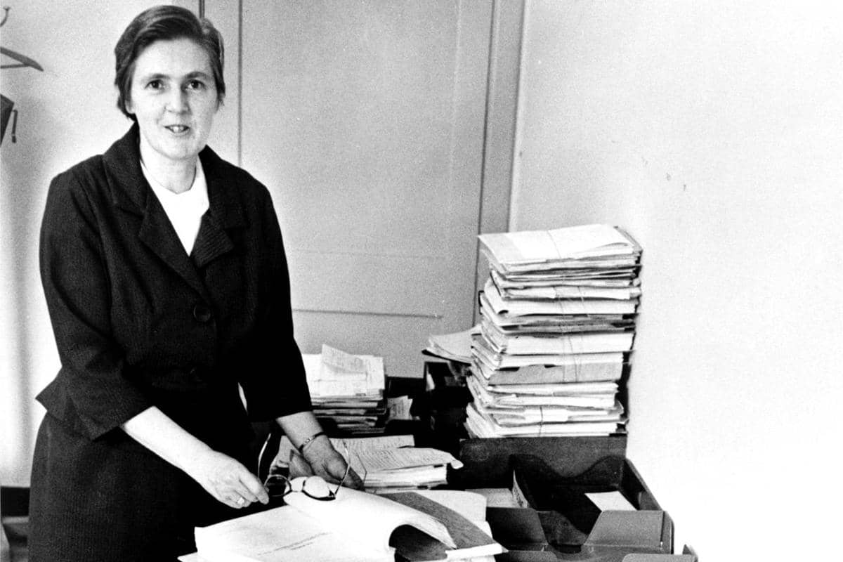 Dr. Frances O. Kelsey, pada tahun 1960-an, menghabiskan sebagian besar kariernya di FDA untuk mengawasi obat-obatan