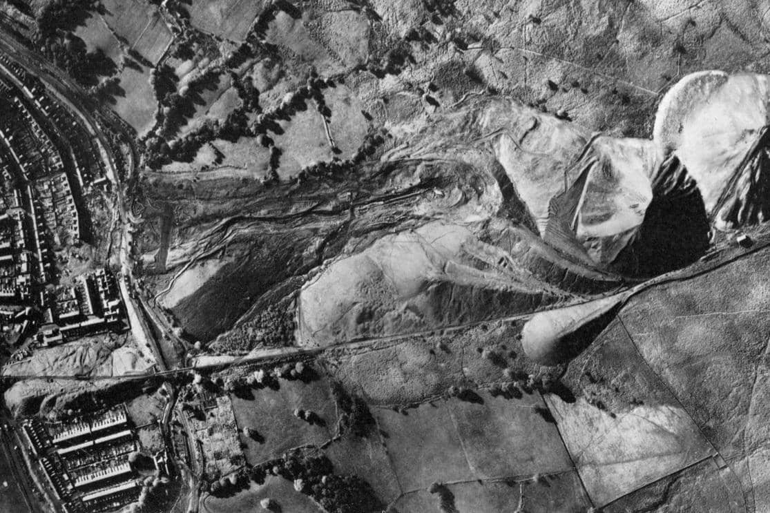 tumpukan puing di Aberfan sesaat setelah bencana