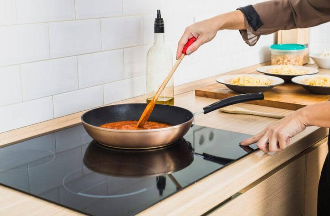 ilustrasi menumis bumbu (freepik.com/freepik)