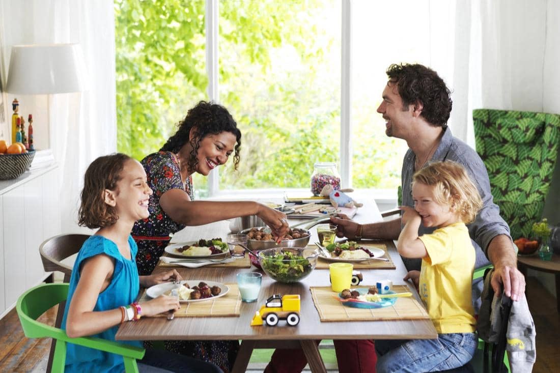 ilustrasi aktivitas keluarga di dapur