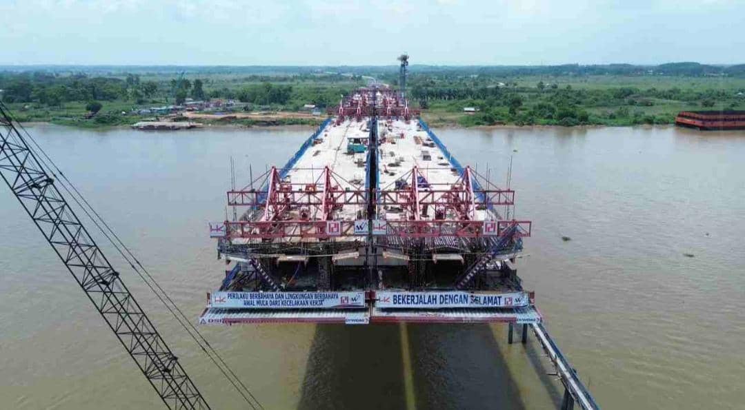 Pembangunan Tol Palembang-Betung seksi 1 yang melintasi Sungai Musi. (Dok. Hutama Karya)