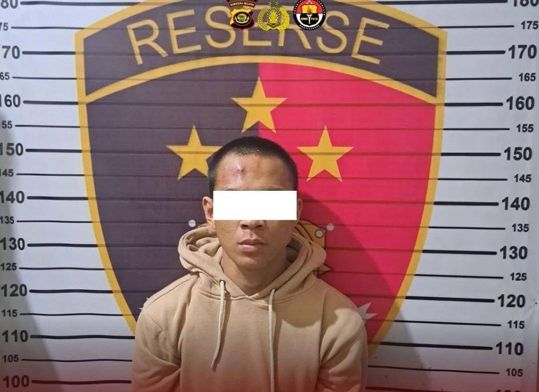 Salah satu pelaku Curas saat diringus polisi. (Dok. Polres Empat Lawang)