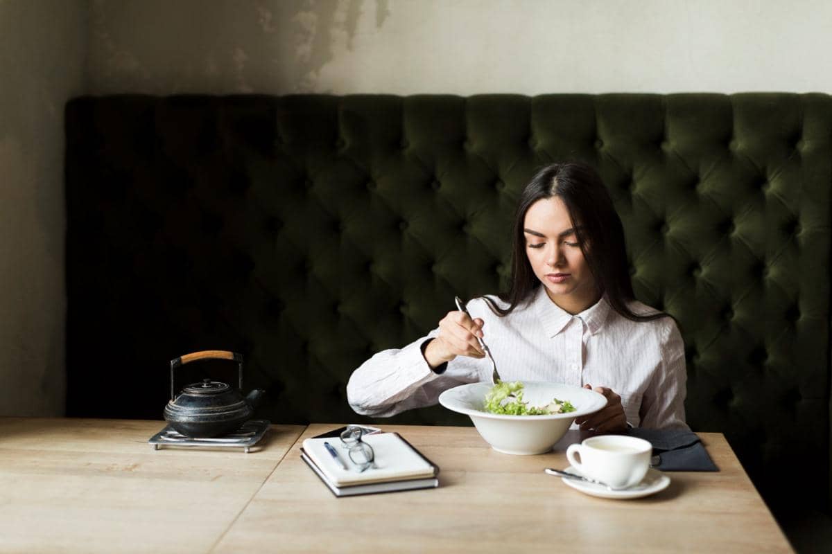 seorang wanita makan saat hujan