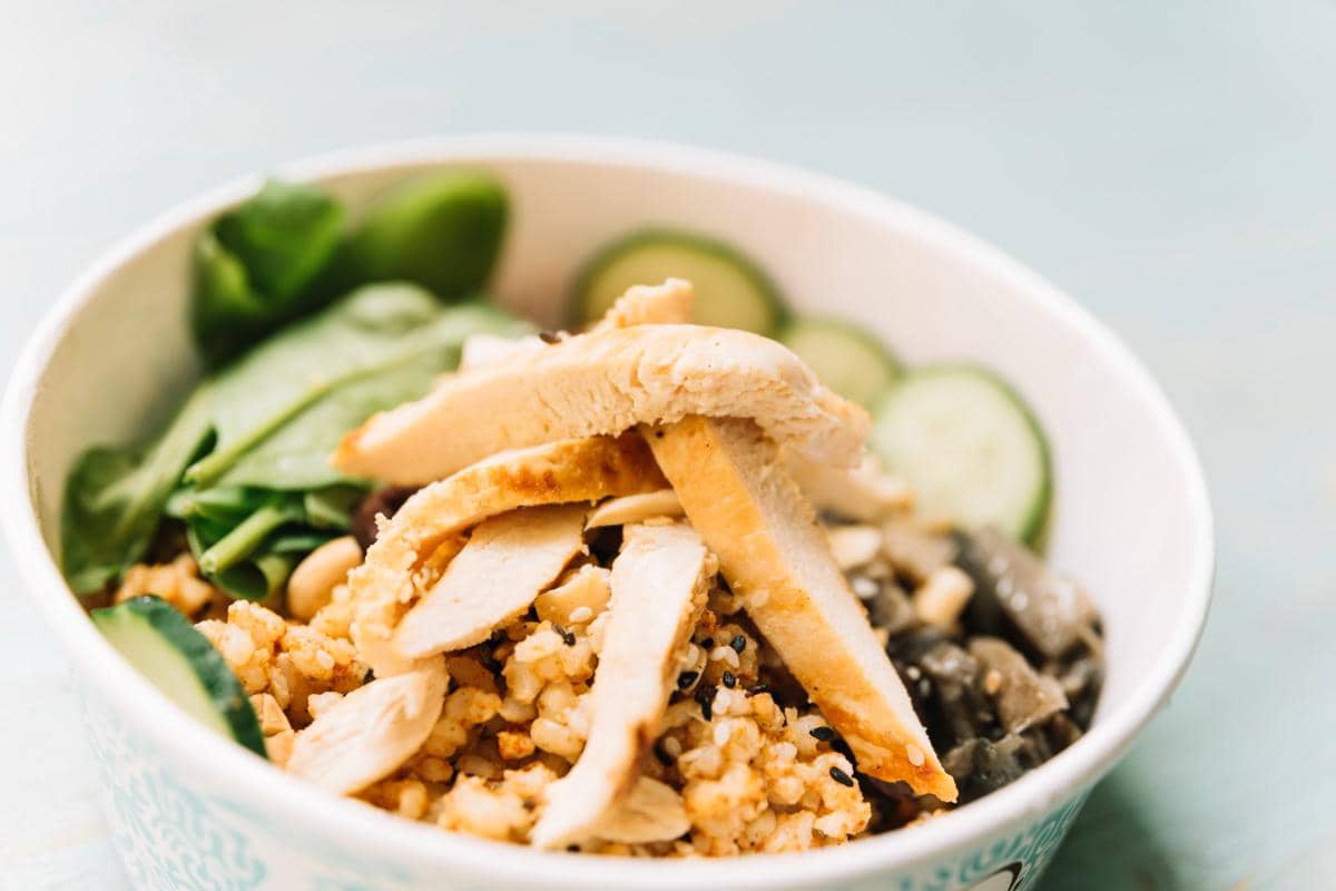 ilustrasi chicken veggie bowl 