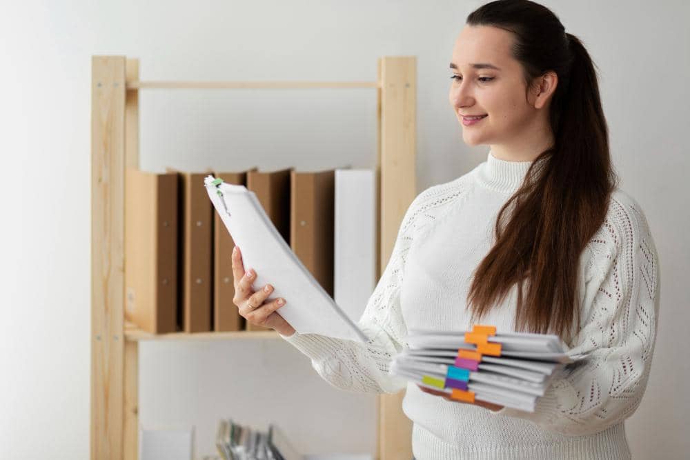 ilustrasi perempuan membaca dokumen