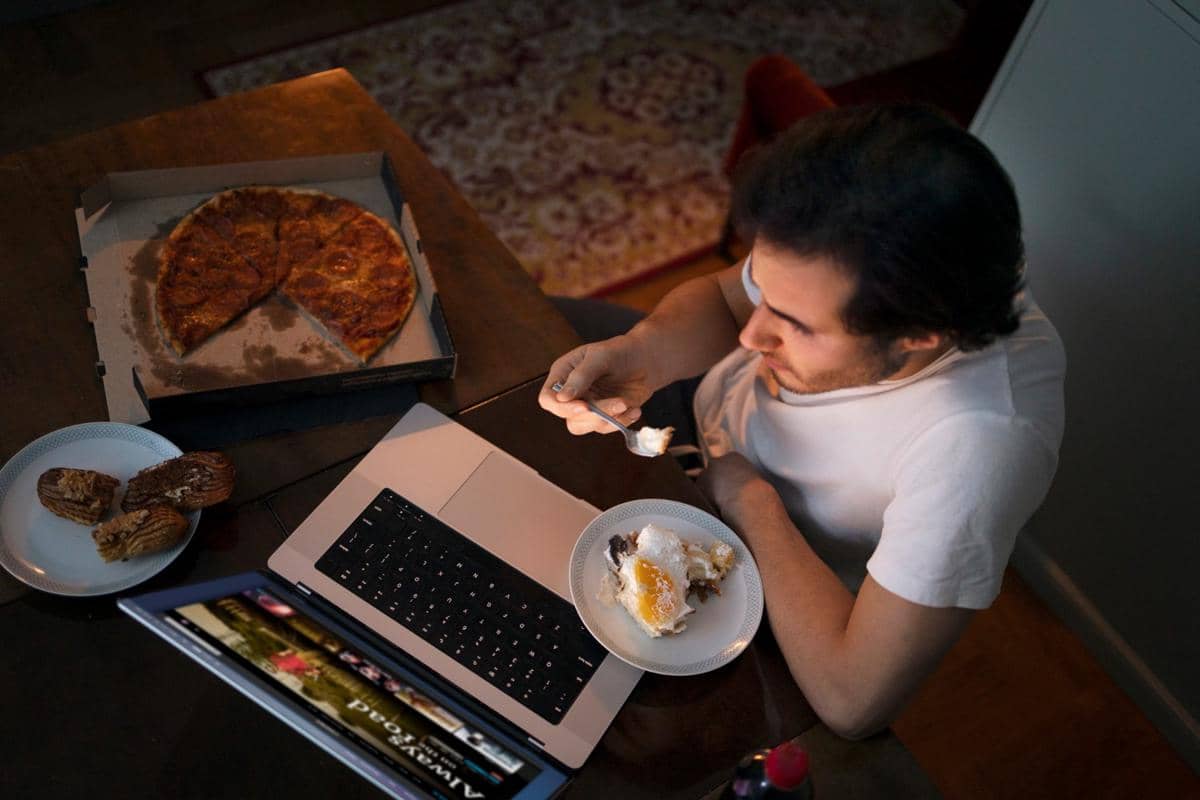 seorang pria makan saat hujan