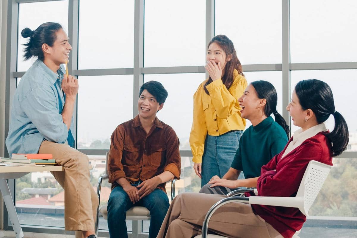 ilustrasi orang mengobrol