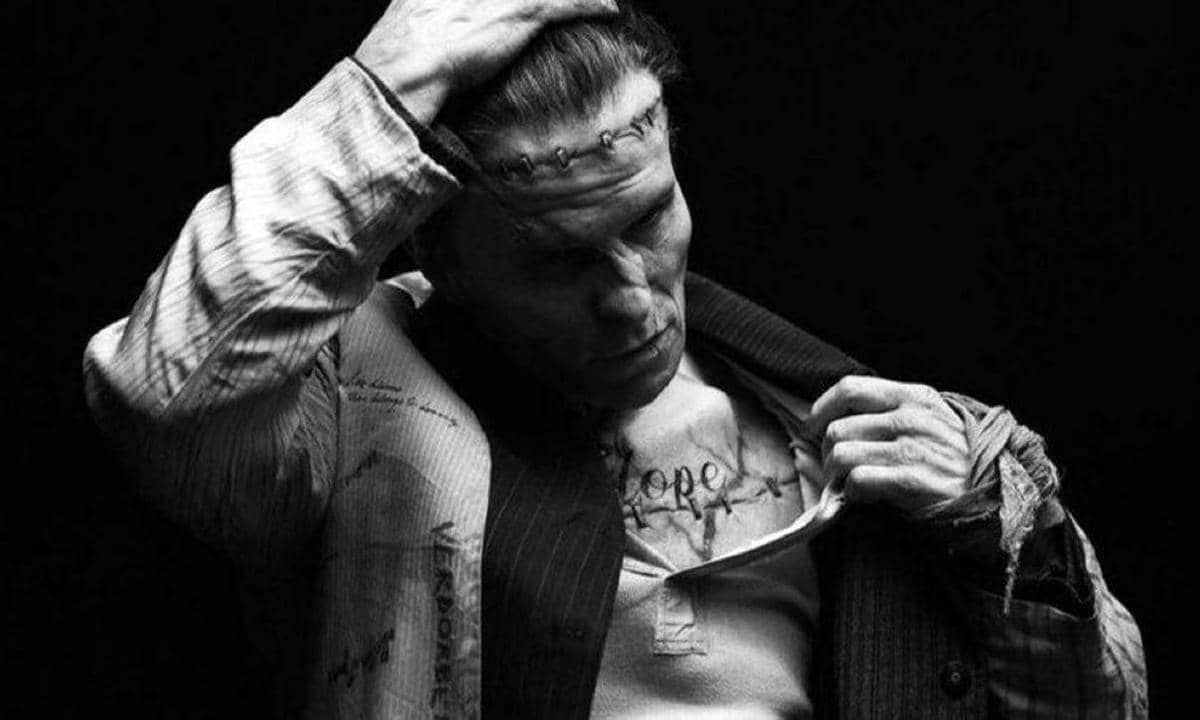 Christian Bale sebagai monster Frankenstein