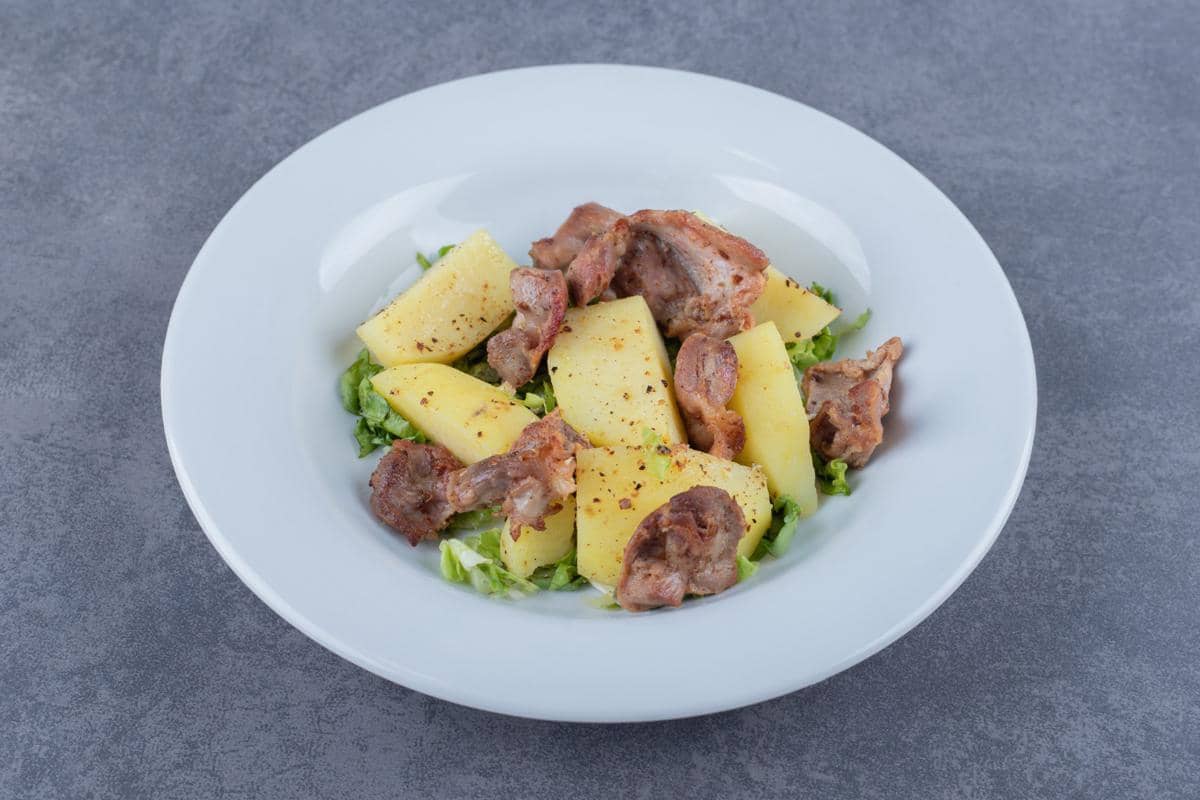 ilustrasi tumis daging dan kentang kukus