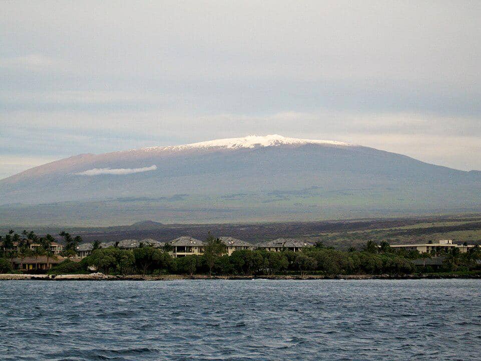 puncak Mauna Kea yang diselimuti salju, terlihat menjulang dari laut
