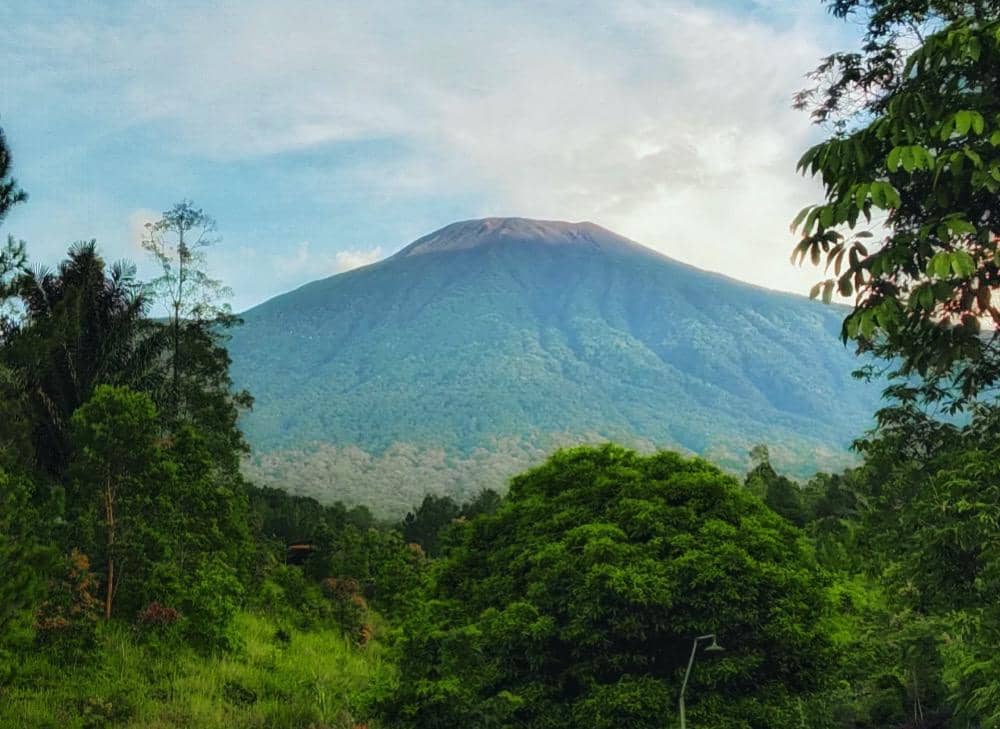 Gunung Slamet dari kejauhan