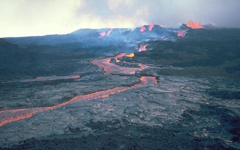 potret aliran lava pijar yang membentuk sungai di atas bebatuan vulkanik Mauna Loa