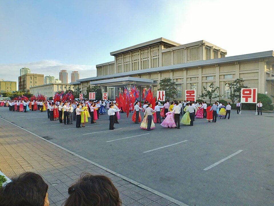 masyarakat Korea Utara sedang menari bersama