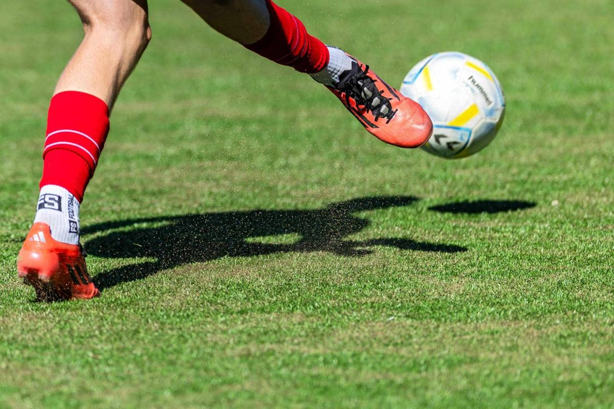 ilustrasi menendang bola sepak