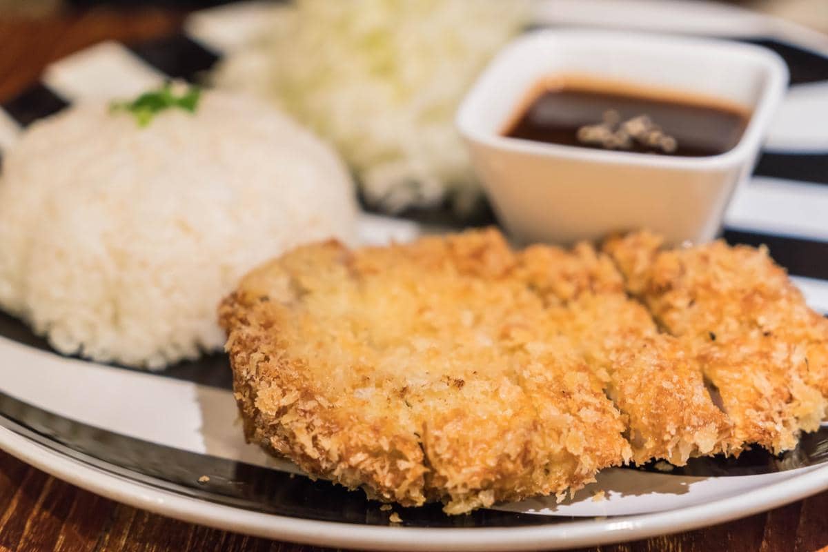 ilustrasi chicken katsu yang siap untuk dihidangkan