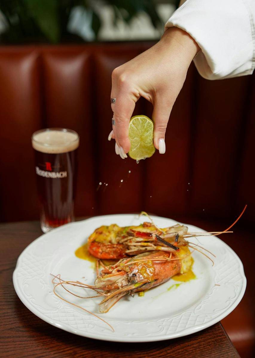 ilustrasi memeras jeruk nipis 