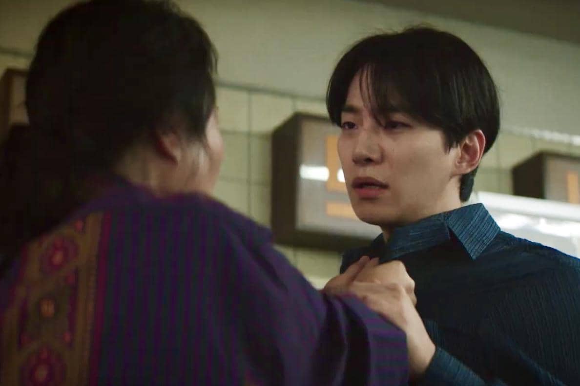 Kang Tae Poong (Lee Jun Ho) dan Cha Seon Taek (Kim Jae Hwa) dalam drakor Typhoon Family