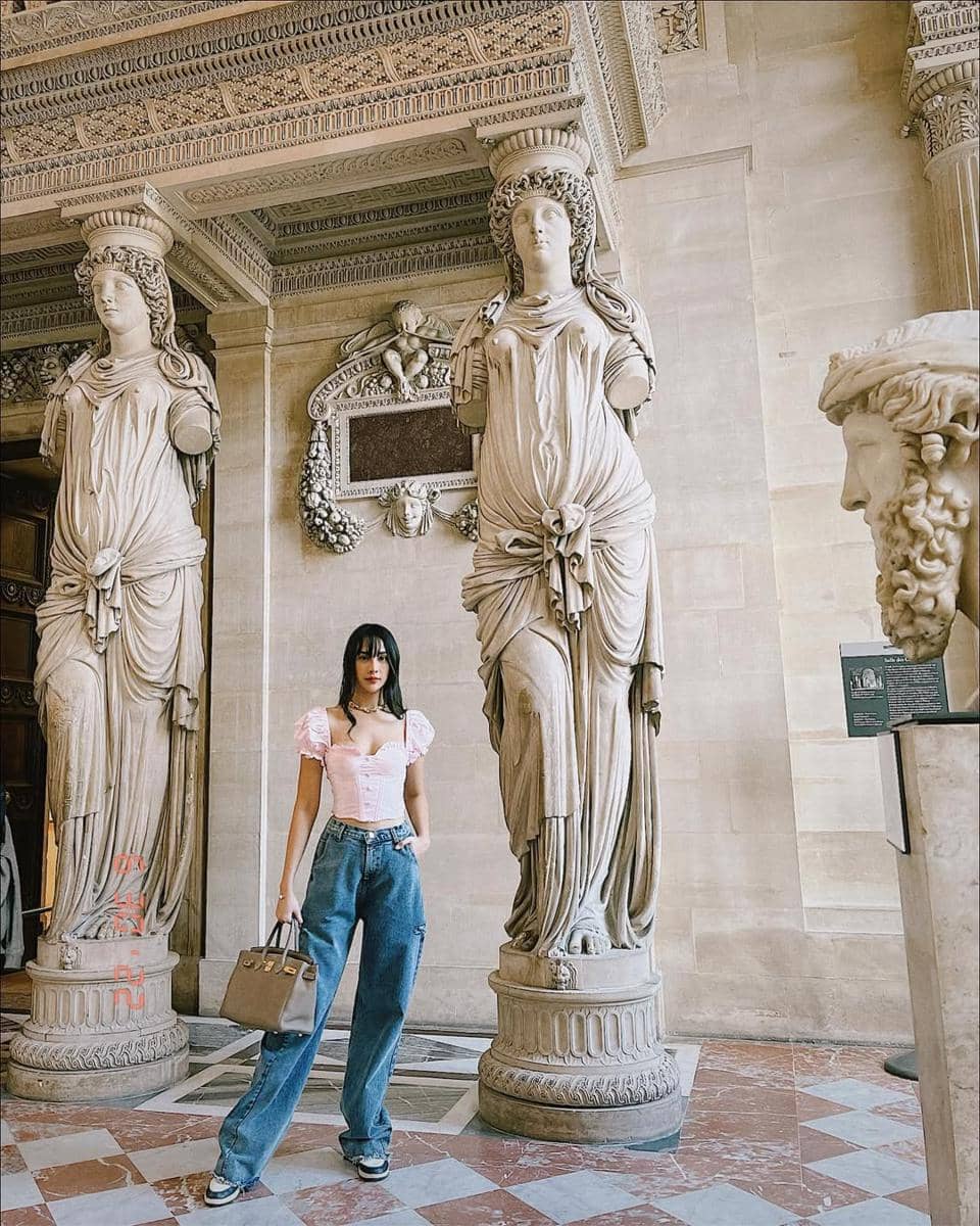 ide mix and match sneakers ala Anya Geraldine