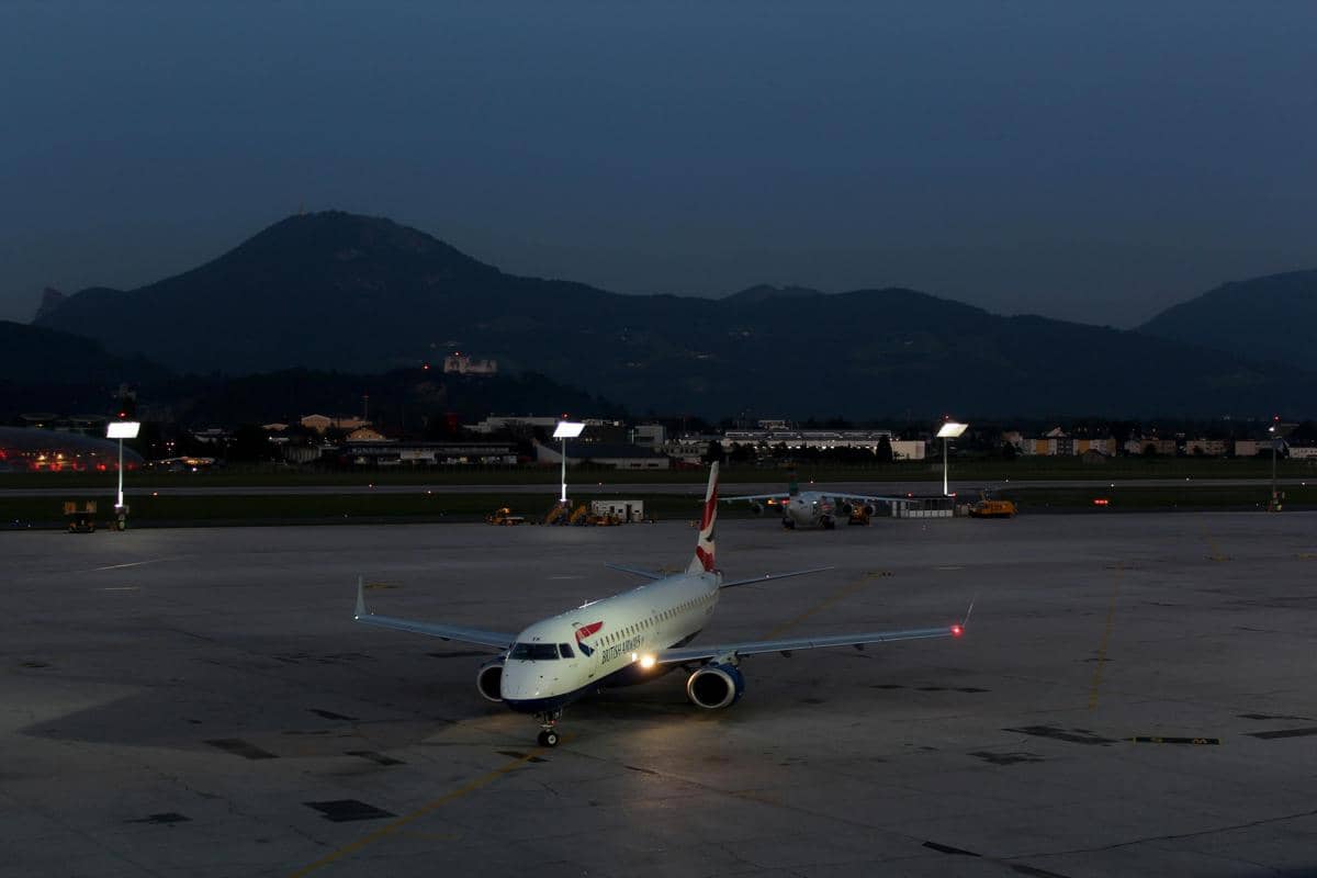 ilustrasi penerbangan malam