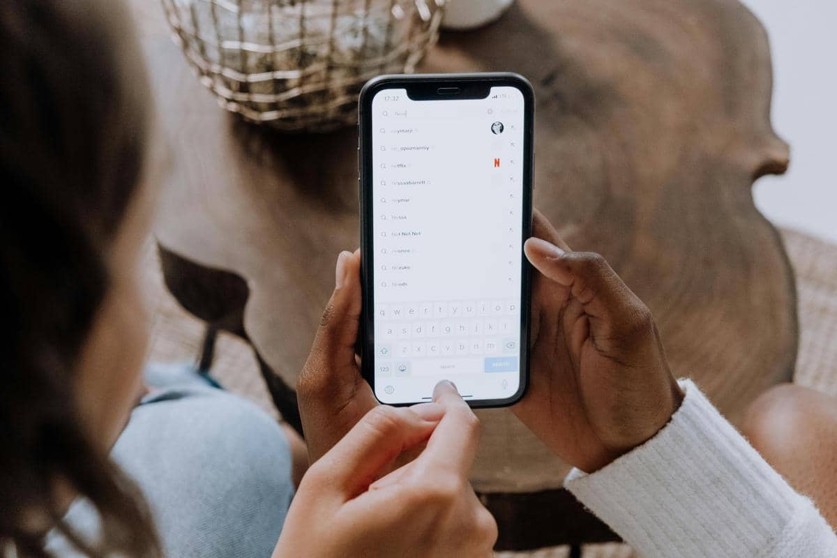 ilustrasi scroll media sosial 