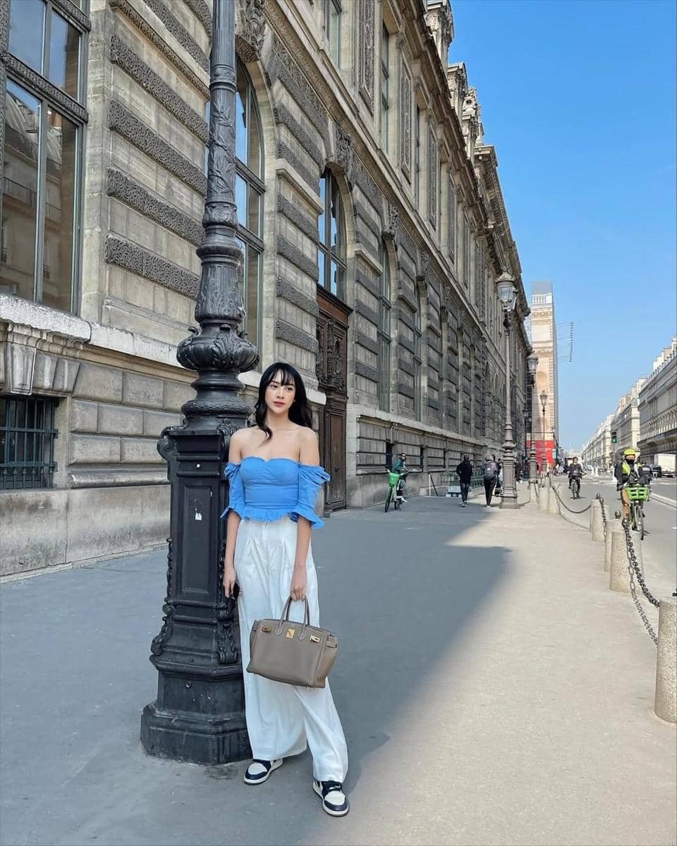 ide mix and match sneakers ala Anya Geraldine