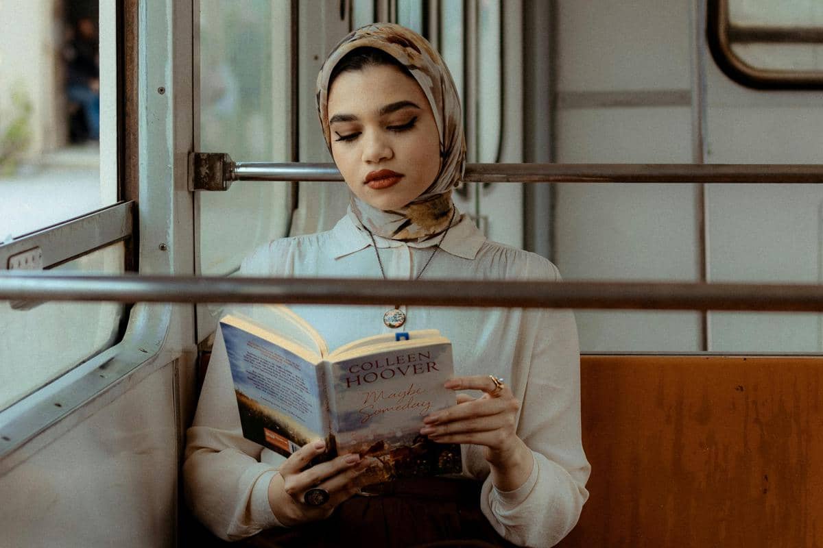 ilustrasi baca buku (pexels.com/@bn-gaber-3563948/)