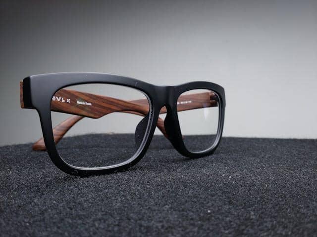 ilustrasi kacamata untuk hidung pesek