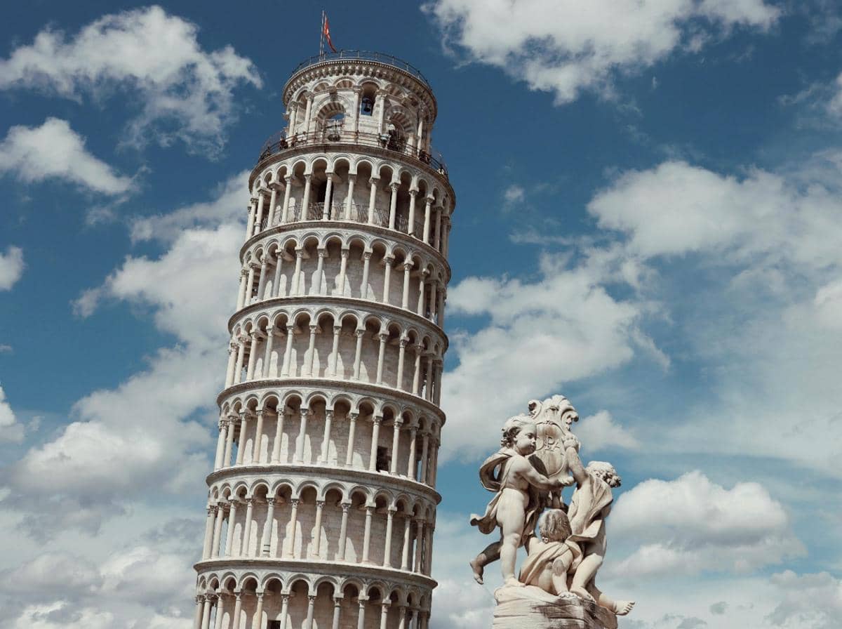 Menara Pisa yang miring di Italia.
