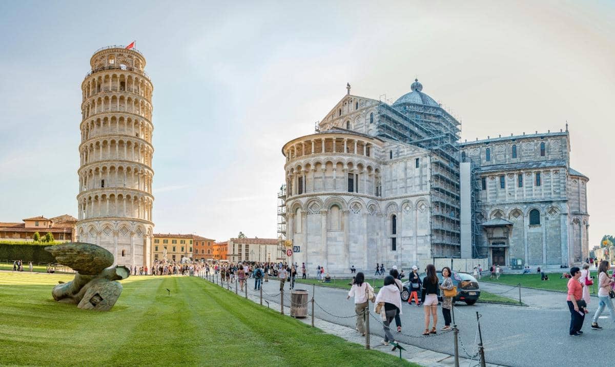 Menara Pisa yang miring di Italia.