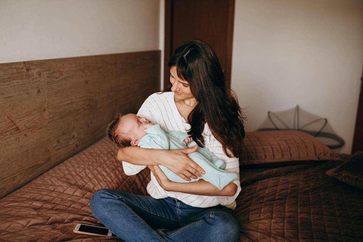 ibu menggendong anak