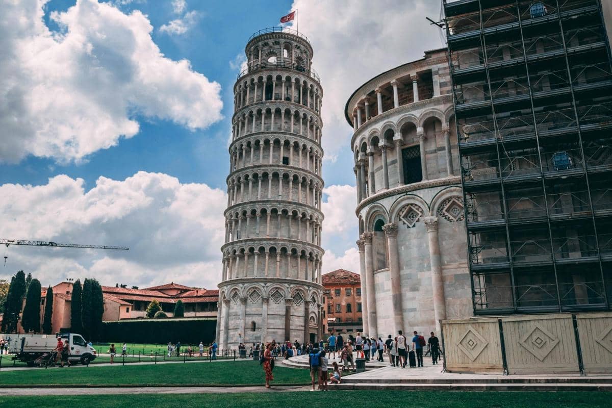 Menara Pisa jadi daya tarik wisatawan di Italia.
