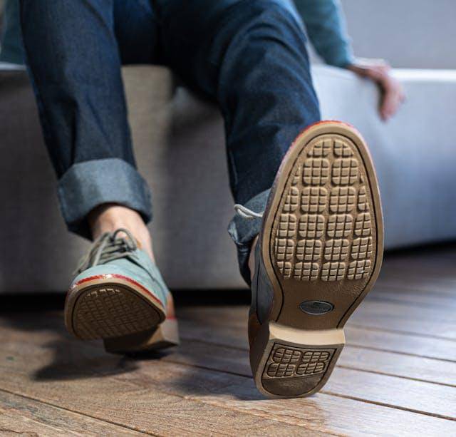 ilustrasi sepatu dengan sol karet 