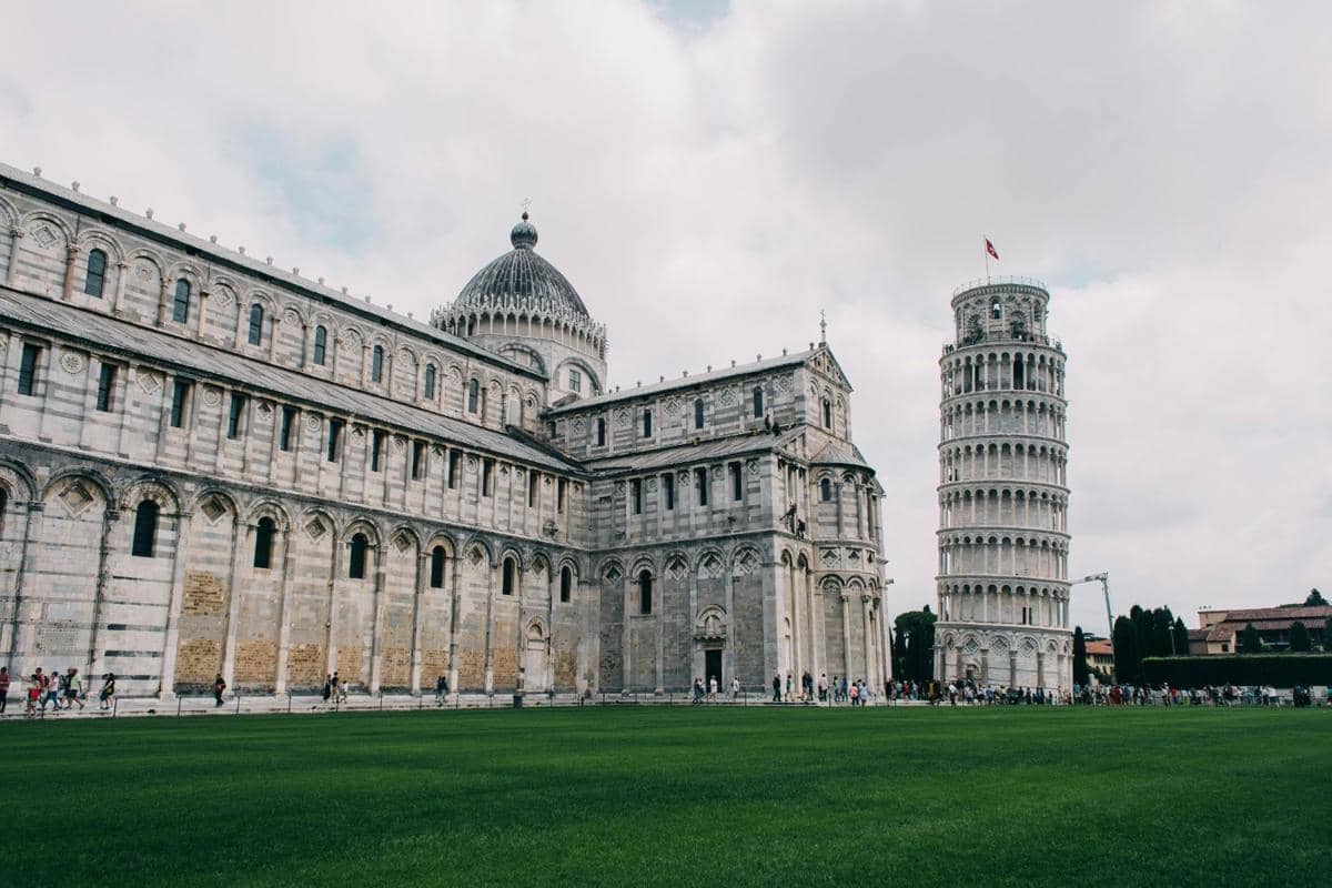 Menara Pisa yang miring di Italia.