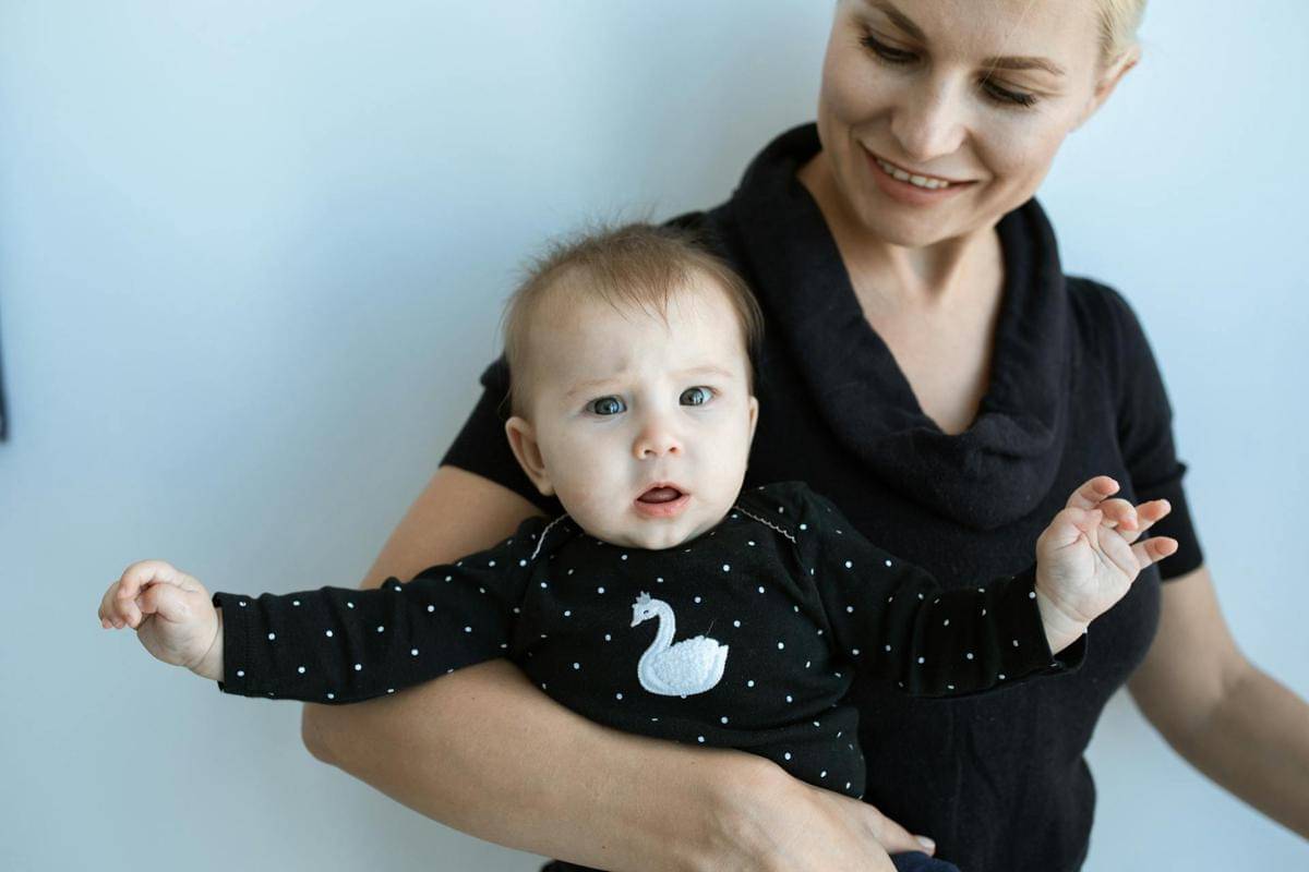 ibu menggendong anak