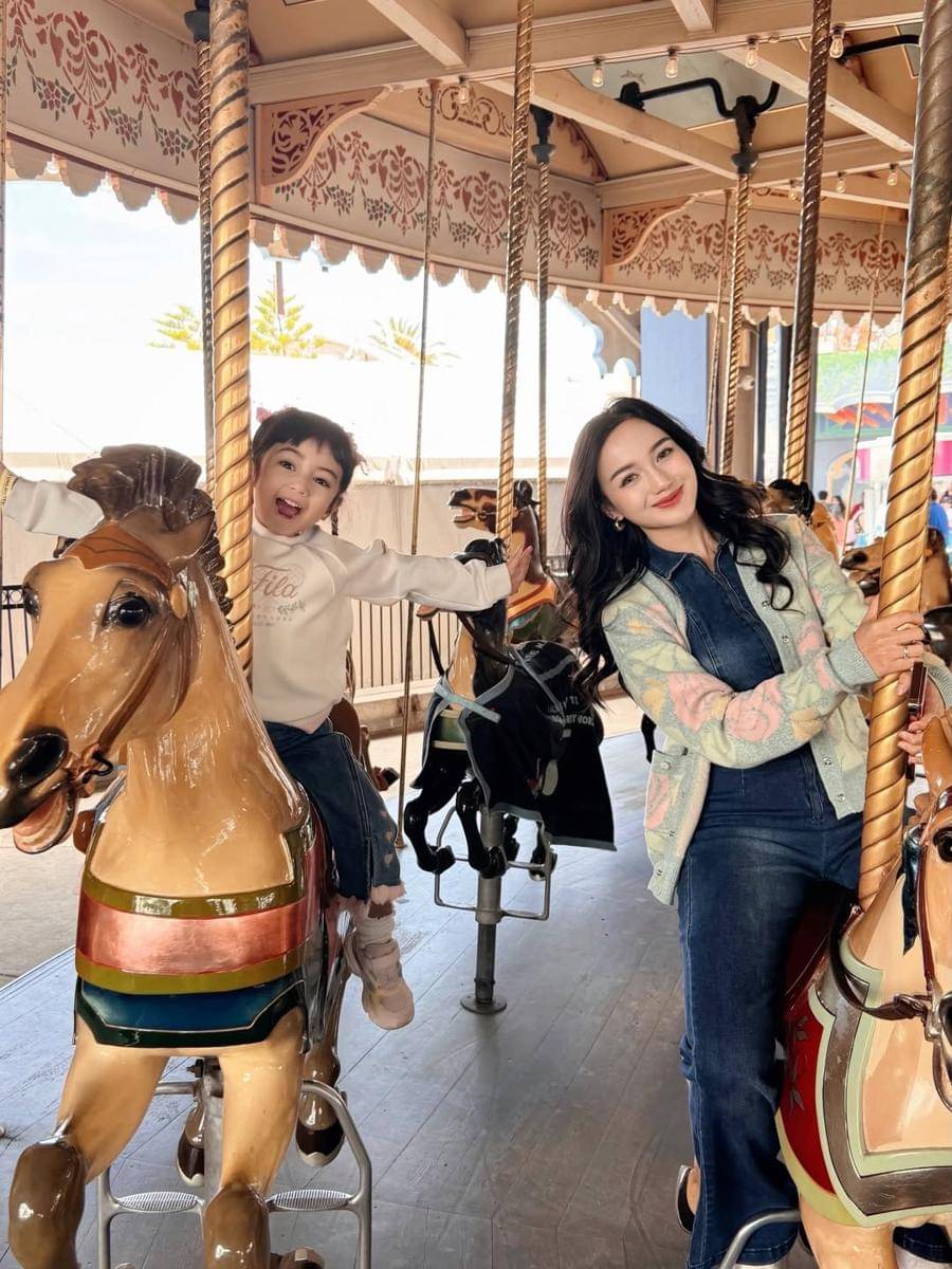 Keluarga Nanda Arsyinta Liburan ke Luna Park Melbourne.