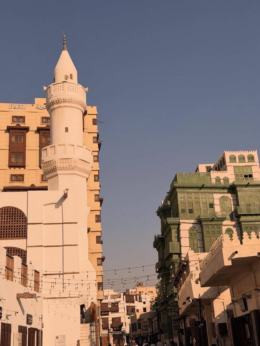 Keluarga Zaskia Sungkar jalan-jalan di Kota Tua Jeddah.